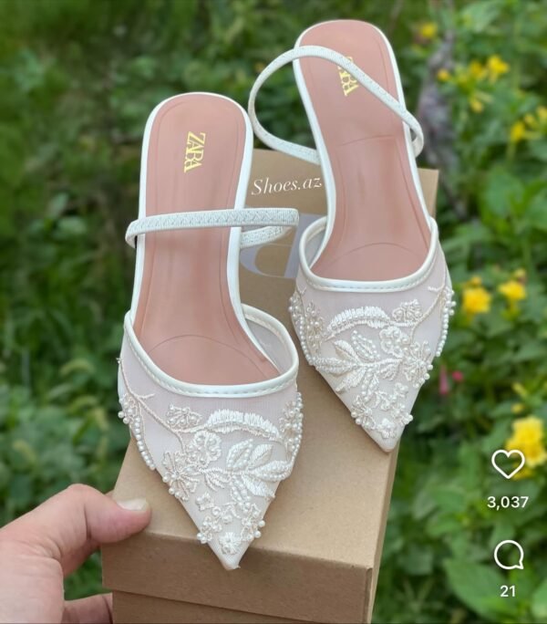 Lace Pointed-Toe Shoes